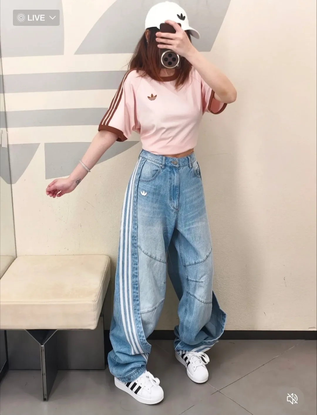 No watermark upper body rendering 𝟬𝟱𝟭𝟰𝟴# Exclusive real shot/difference between various stolen pictures and online version on the market [𝗔𝗗𝗜𝗗𝗔𝗦 Adidas Clover Classic Embroidered Couple Round Neck Short Sleeve 𝗧 Shirt] ✅Full set of 1:1 customized accessories ➕Customized three-label ➕𝗬𝘂𝗮𝗻 version hang tag ➕𝗹𝗼𝗴𝗼 packaging bag 🔥 ➕Scan the tag to enter the official website. ✅Top Original version, ins Xiaohongshu has many bloggers wearing it. Clover's latest 5-color T is really Korean casual style ➕Classic Versatile❤️ Skin-friendly and Breathable, super comfortable for daily wear. The clover logo on the chest is very recognizable. 3D three-dimensional tailoring. The upper body is crisp and stylish. The fit is loose. It covers the flesh and makes you slim. It perfectly modifies the figure. The full set of accessories is customized in a one-to-one mold, striving for excellence. Good Quality is never just talk! Color: White Pink Light Gray Green Black Tibetan Blue Size: S M L XL XXL